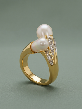 anillo con baño de oro con circonitas y perlas a los extremos