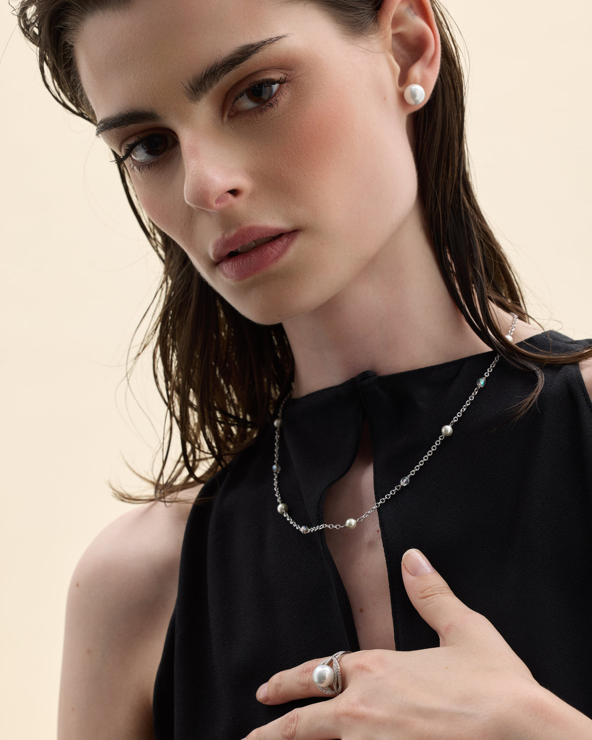Model mit Perlenkette und Perlenohrringen