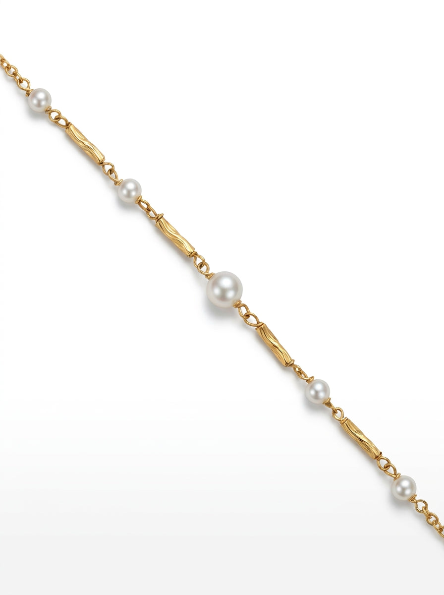 Bracelet de perle avec chaîne et détails dorés