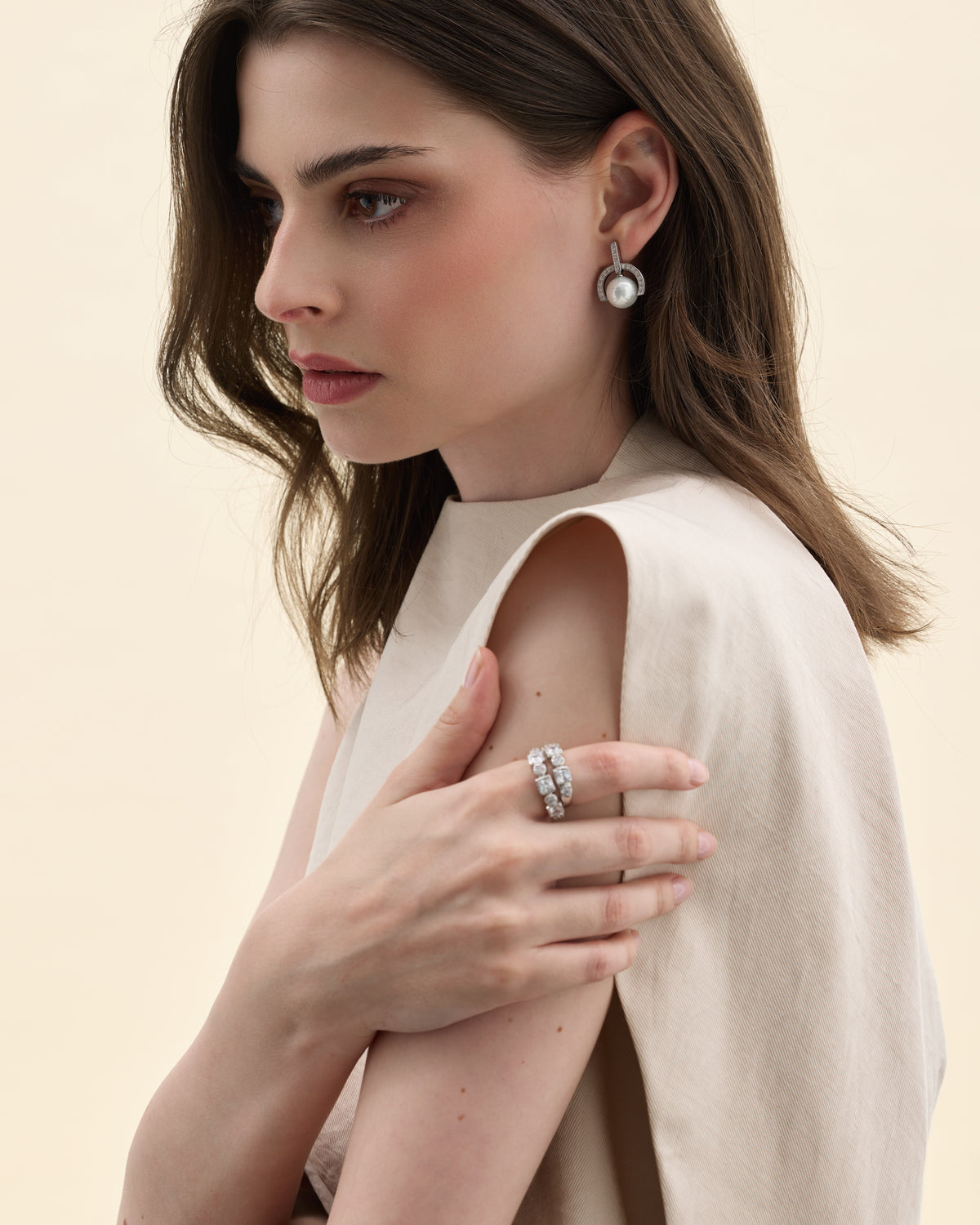 modelo con pendientes de estructura de plata y circonitas con perla blanca