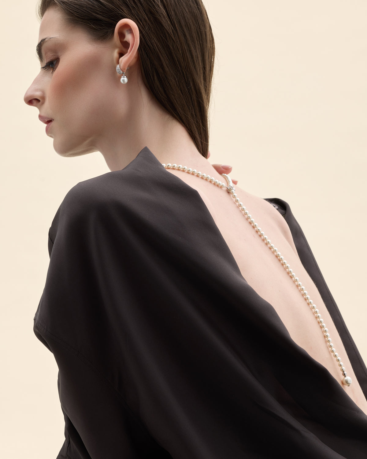 modelo con pendientes de plata y circonitas con perla