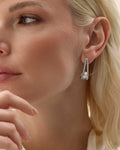 modelo con pendientes dobles de plata y circonita con perla