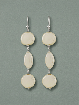 Pendientes largos con perlas planas y blancas