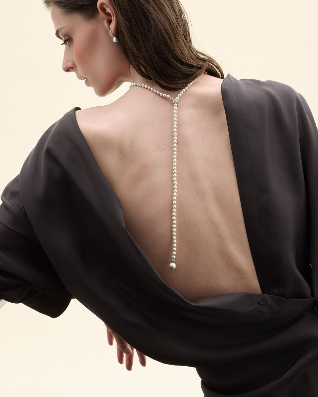 modelo con pendientes de perla y presion de plata y circonita