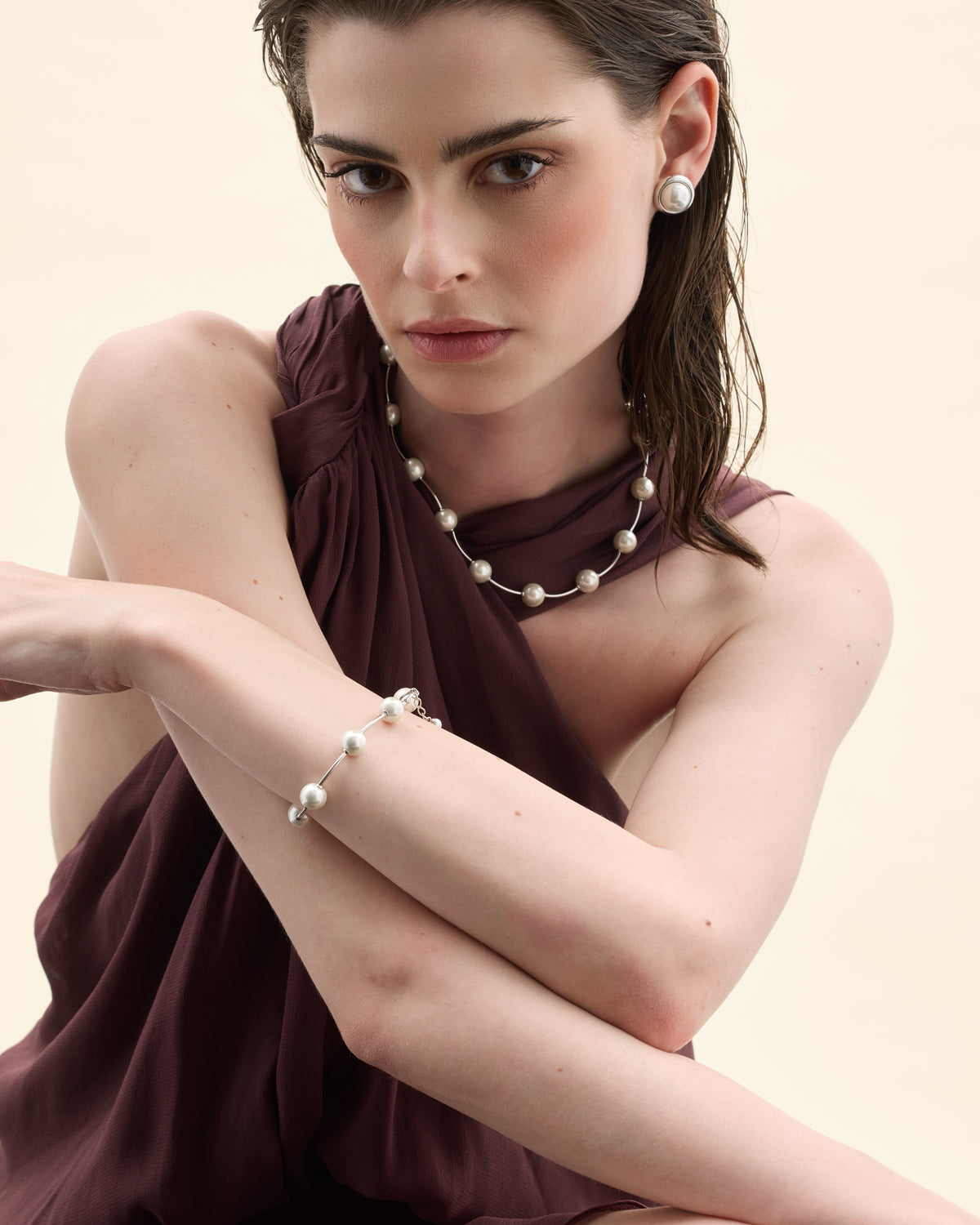 Model amb joies perles orquídea