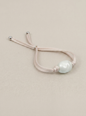 Pulsera de cordón salmón con perla blanca