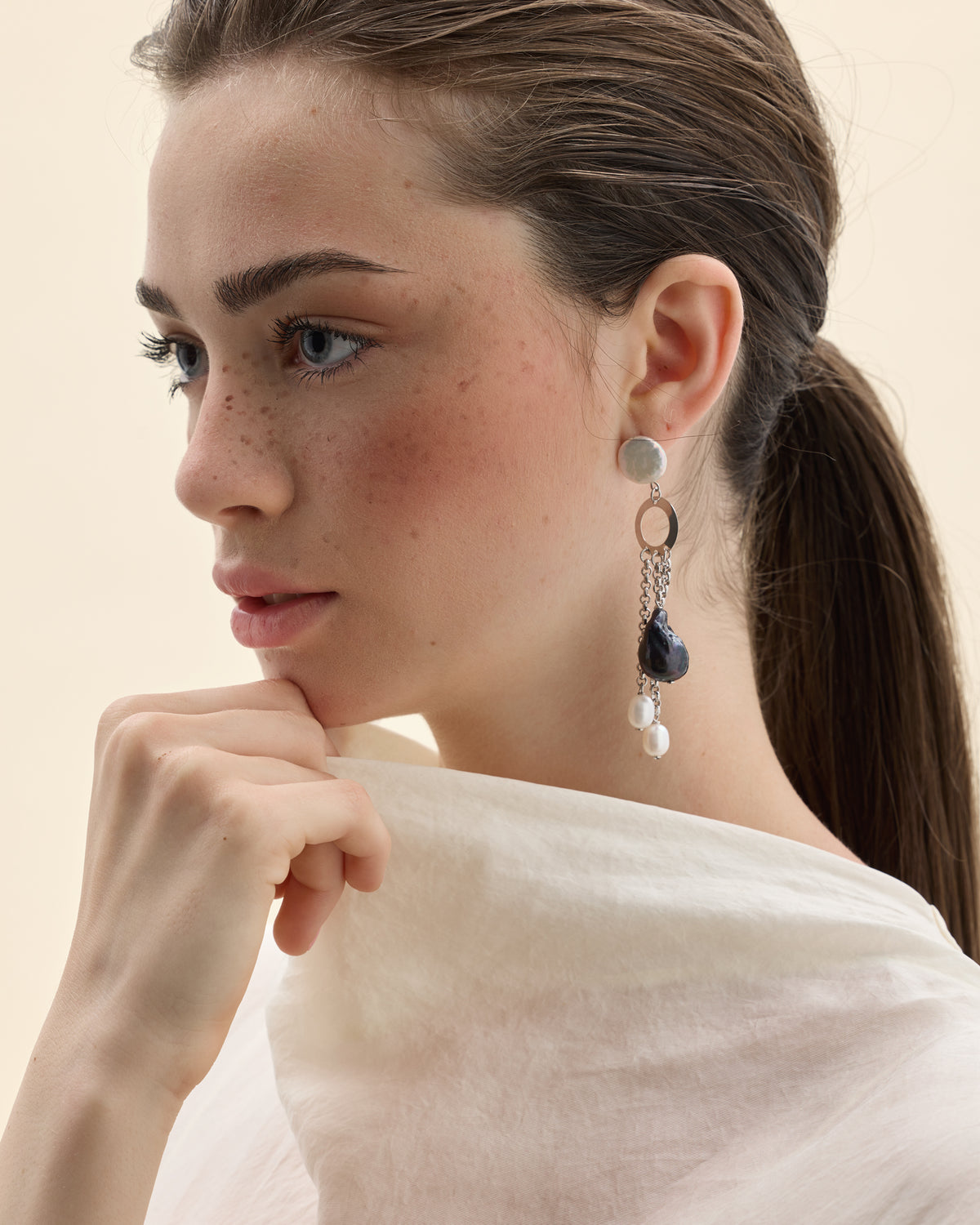 modelo con pendientes de perlas cultivadas y cadena de plata