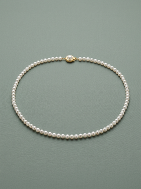 collaret de perles blanques amb tancament banyat en or 