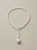 collar de perlas blancas ajustable y cierre de circonitas 