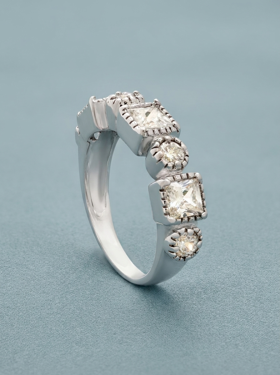 anillo de circonitas con estructura de plata