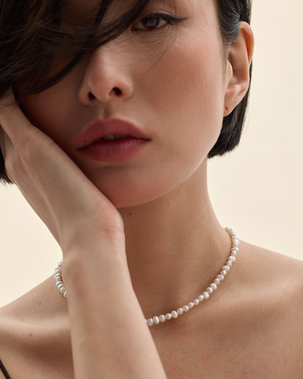 Mannequin portant un collier court de perles de culture
