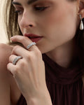modelo con conjunto de anillo de circonitas y pendientes de perla y circonitas