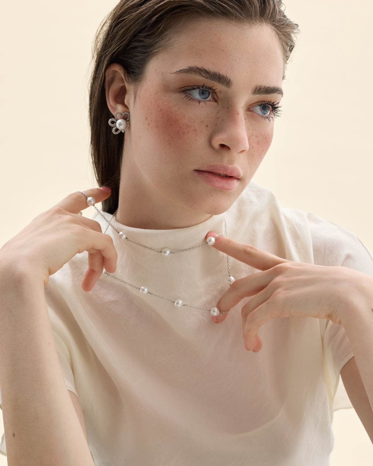Mannequin portant un collier ajustable
