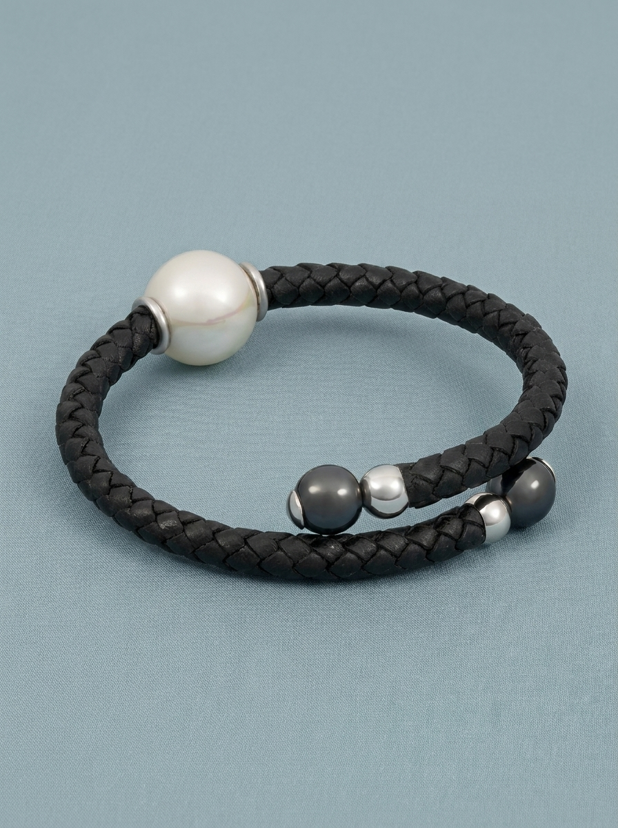 Black leather with a white Mallorca pearl