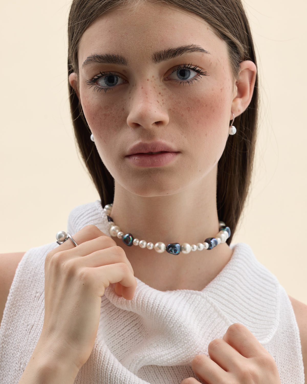 Model mit mehrfarbigem Perlen-Choker