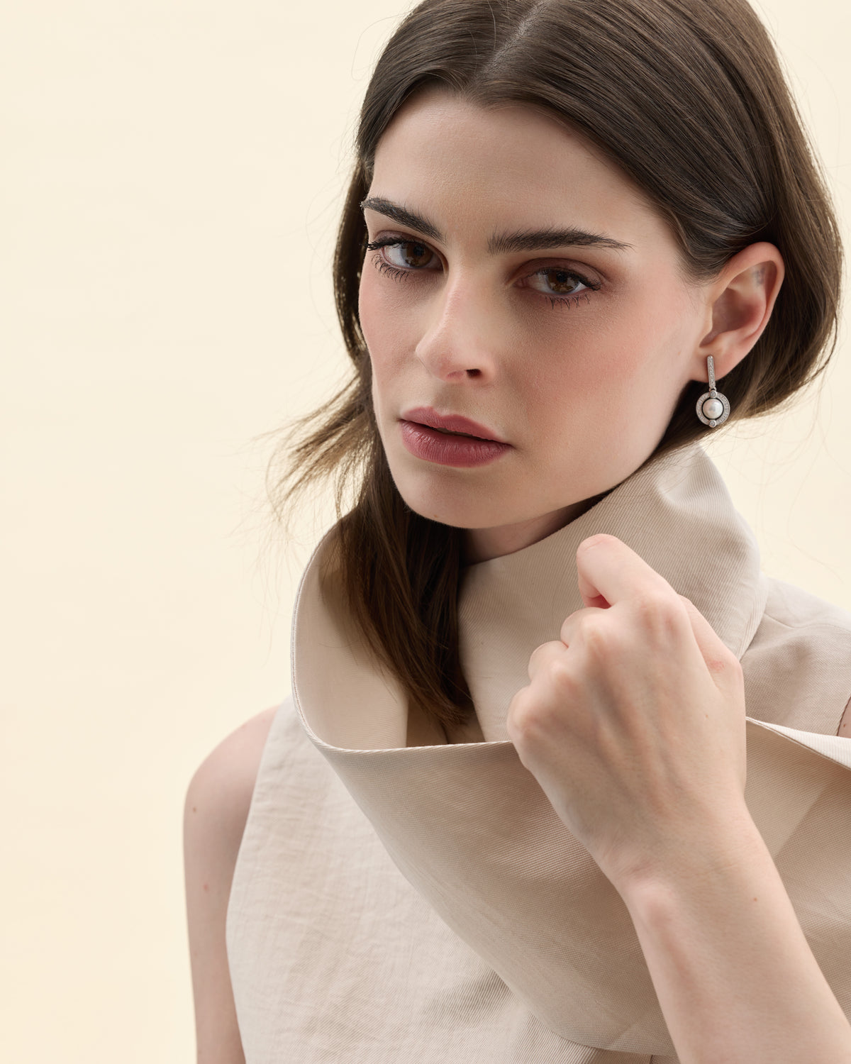 modelo con pendientes de plata con circonitas y perla de 8 mm