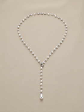 Collier chaîne et perles avec terminaison en forme de goutte