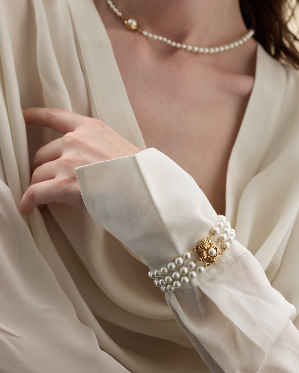 Modelo con pulsera de perlas blancas