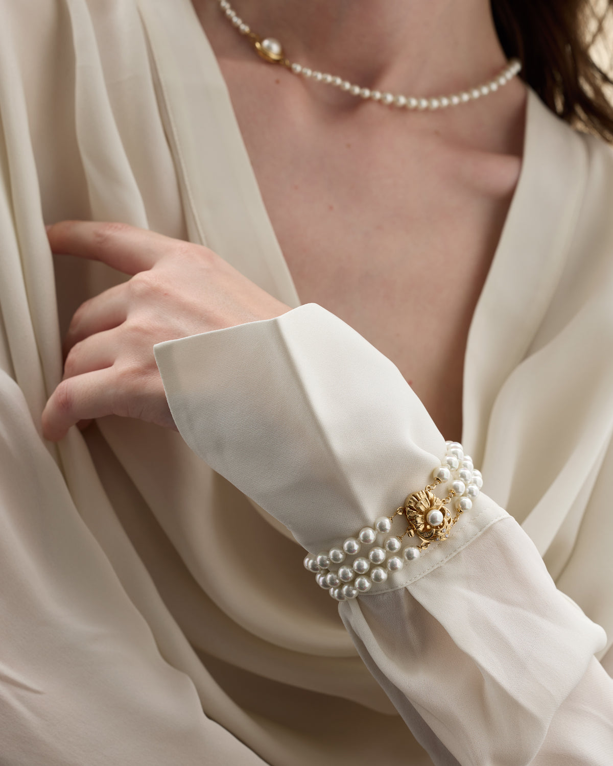 Modelo con pulsera de perlas blancas
