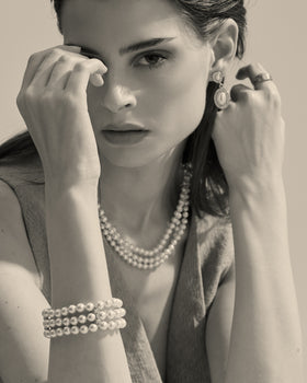 modelo con anillo de diseño vintage bañado en oro y con circonita