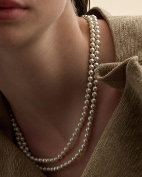 Mannequin portant un collier de perles blanches à deux rangs