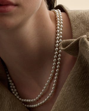 model amb collaret de perles blanques de dues vies 