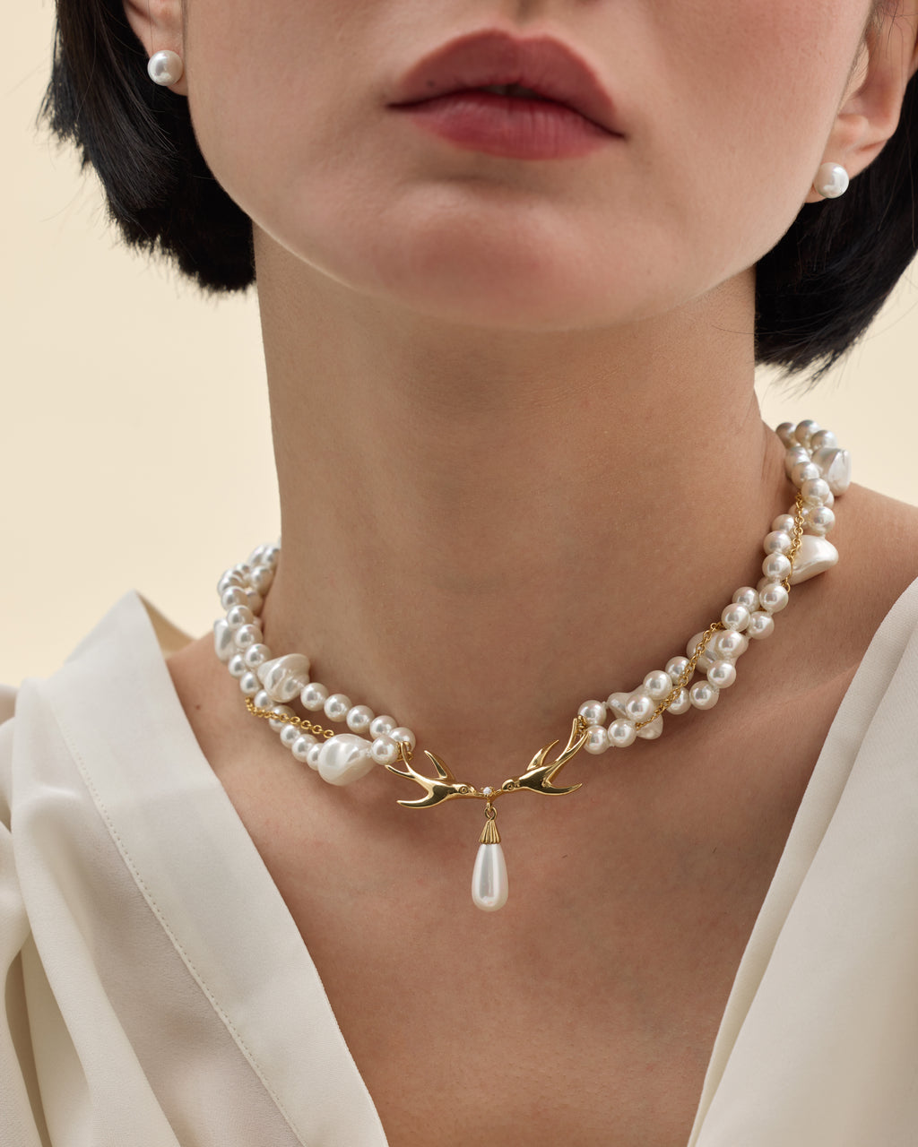 Mannequin portant un collier avec perle poire centrale