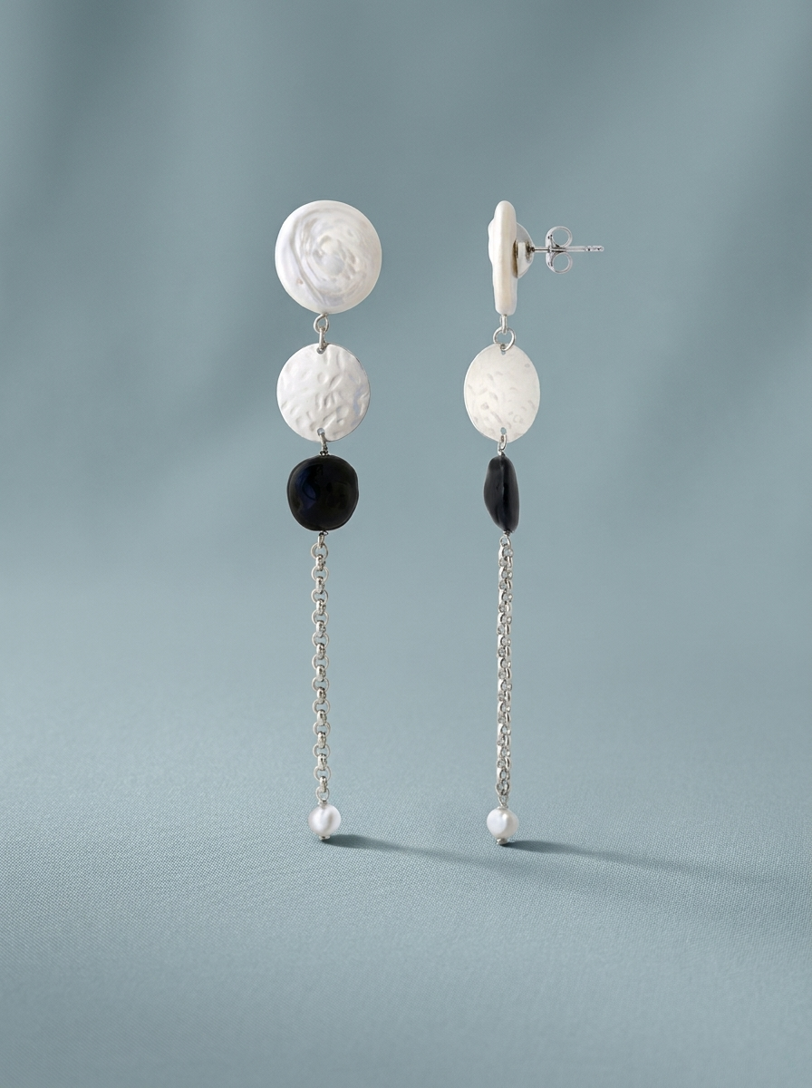 pendientes largos con perla cultivada de color blanco y negro