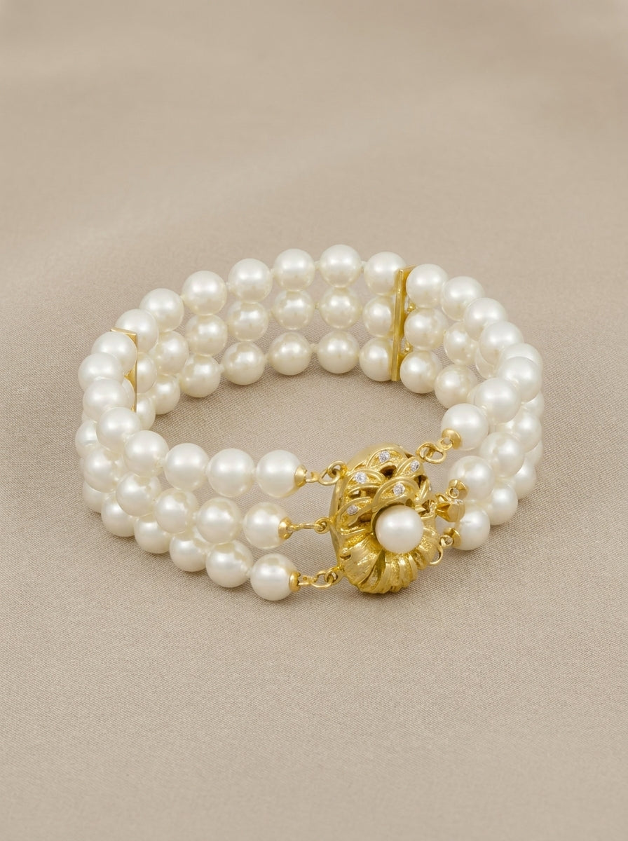 Detalle de pulsera de perla blanca
