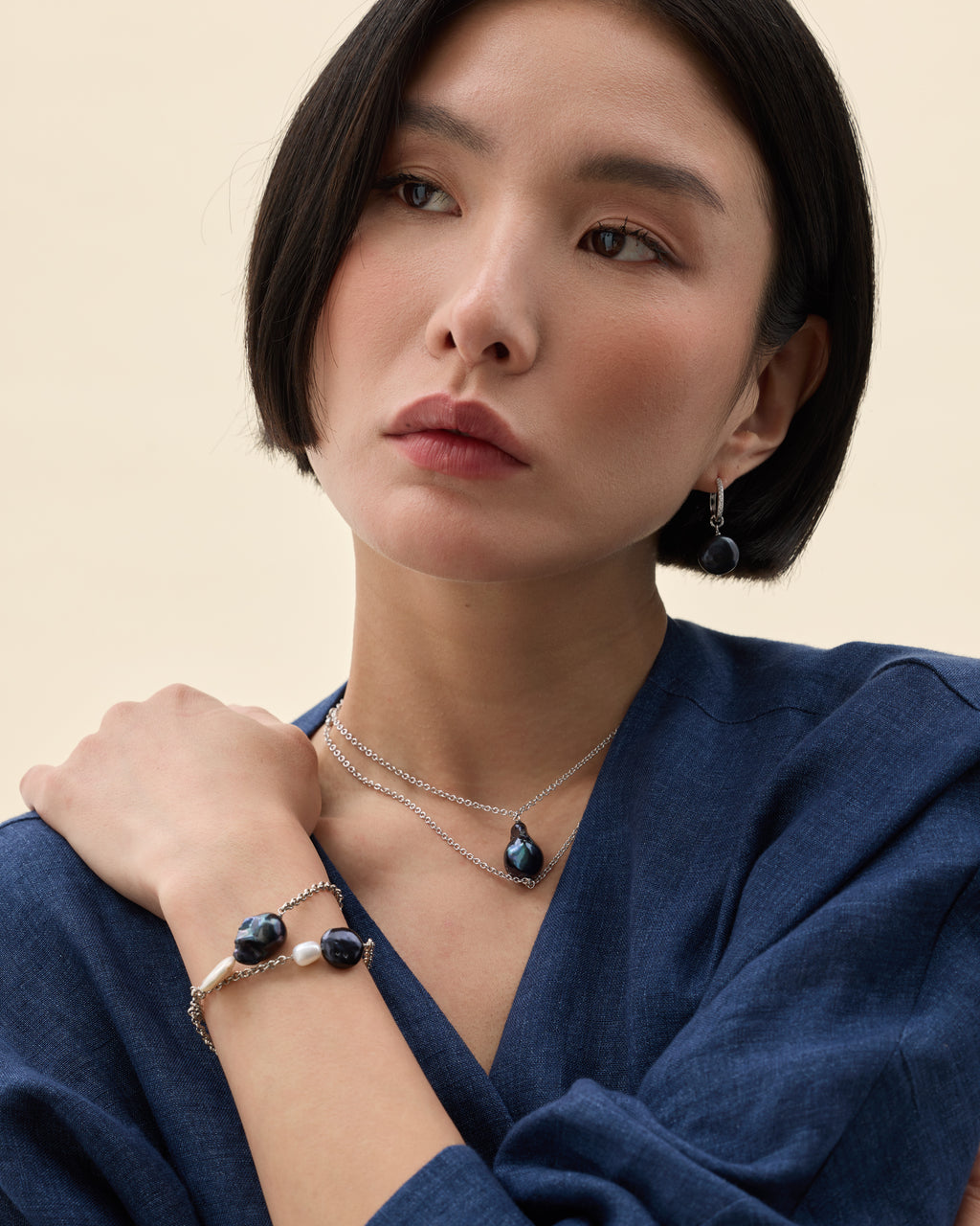 modelo con conjunto de perlas cultivadas y aro de plata con circonitas