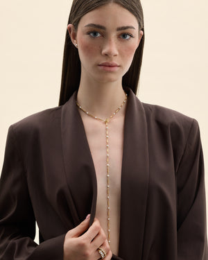 modelo con anillos de plata y circonitas