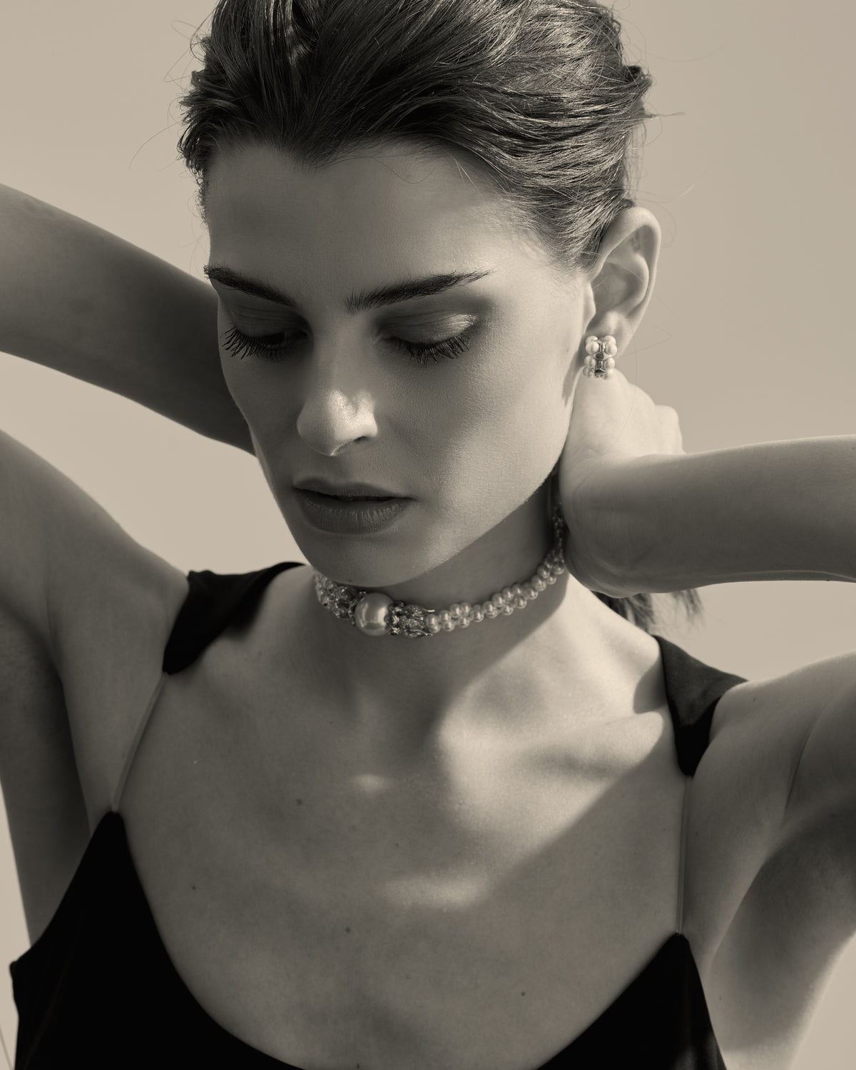 model amb arracades vintage de clip i perles de Mallorca