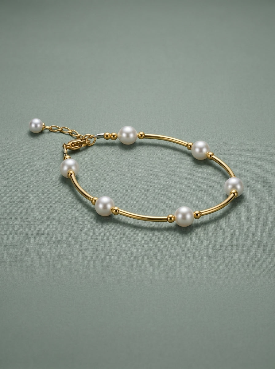 Pulsera de perla blanca con detalle en oro