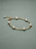 Pulsera de perla blanca con detalle en oro