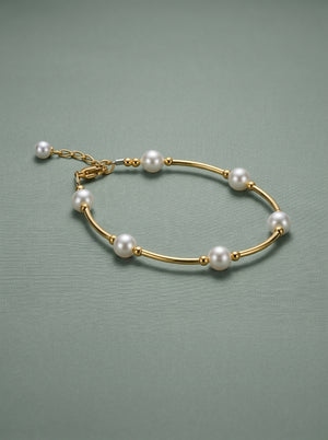 Pulsera de perla blanca con detalle en oro