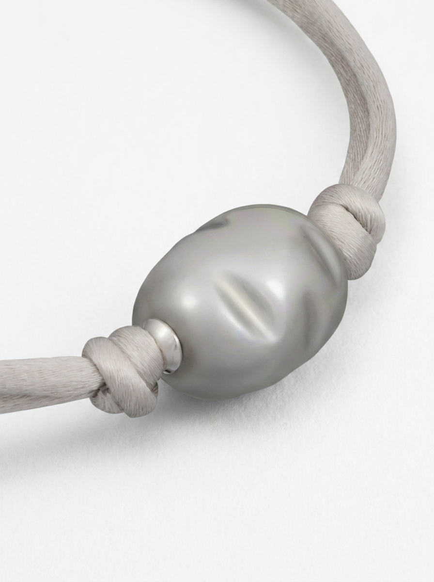 Perla gris con cordón de seda gris