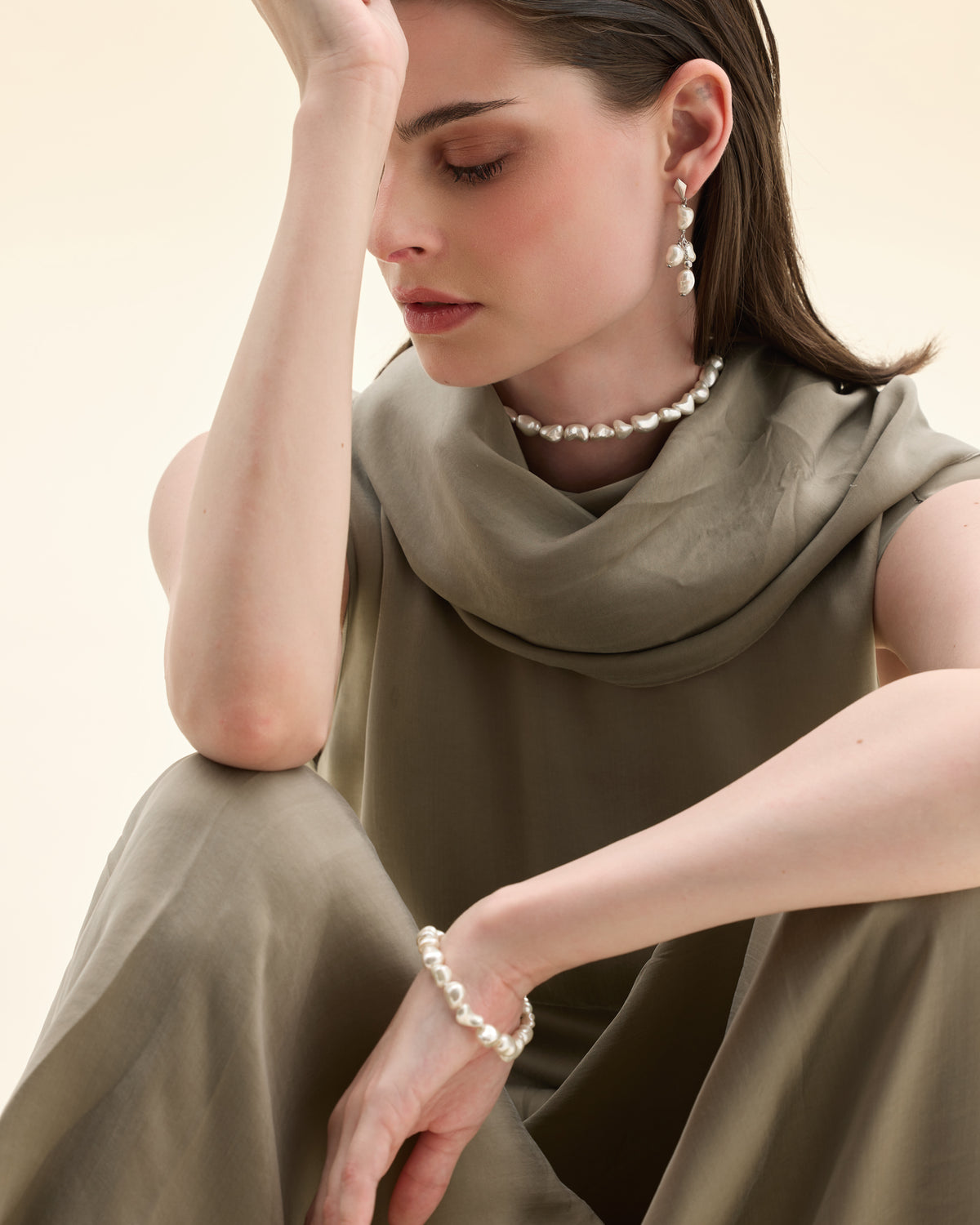 Halskette und Armband aus weißen Barockperlen