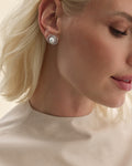 modelo con pendiente de plata con forma circular y perla en el centro