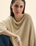 modelo con collar de perlas blancas y planas 