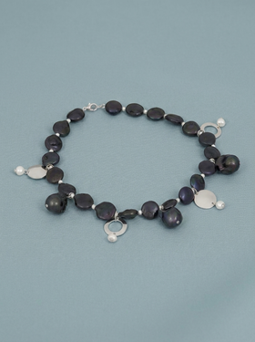 collar de perlas cultivadas negras y blancas