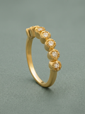 detalle de anillo de plata con baño de oro y circonitas