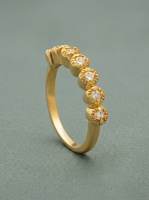 detalle de anillo de plata con baño de oro y circonitas