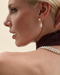 model amb collaret de perles mitjà 