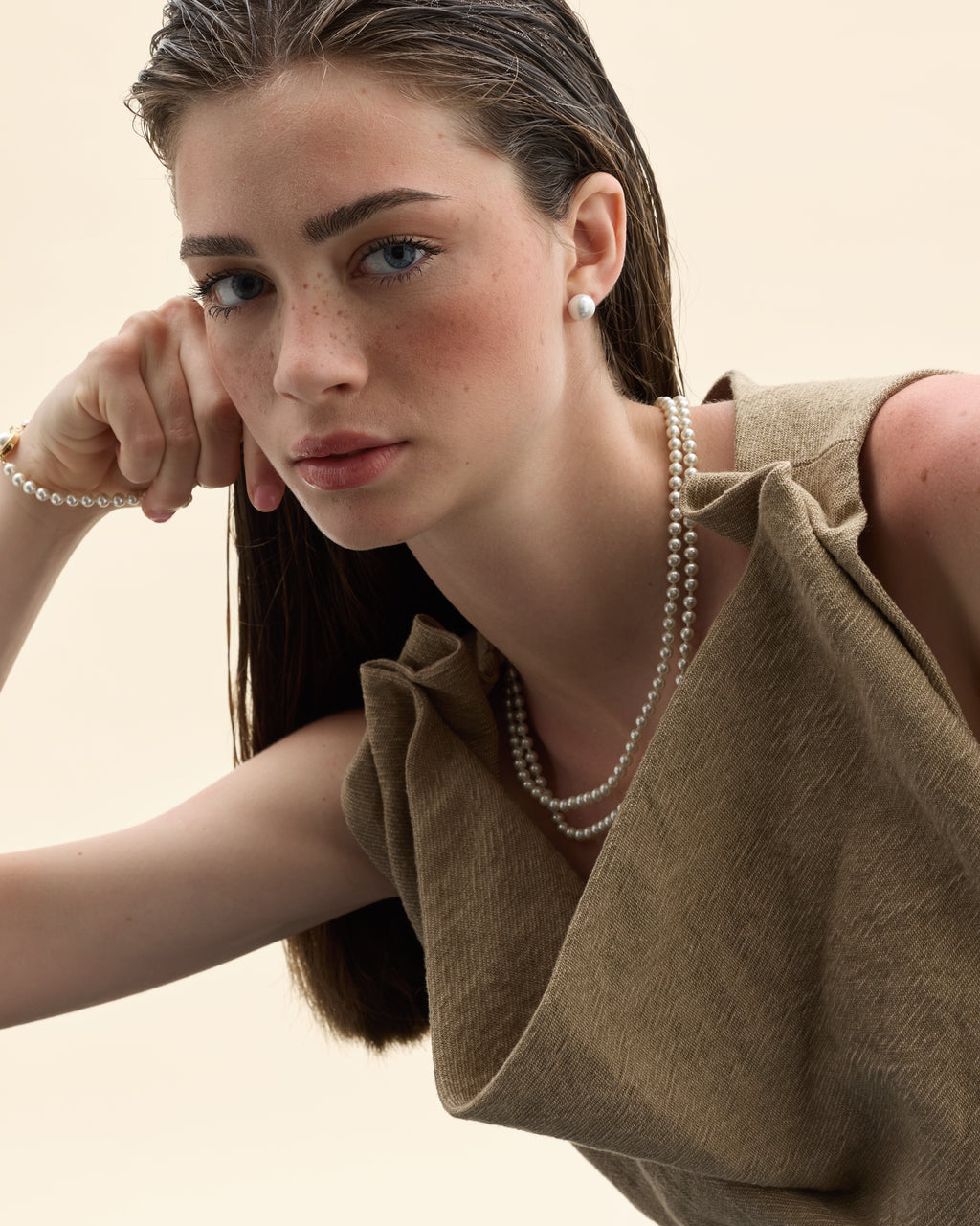 modelo con collar de dos vias y perlas blancas 