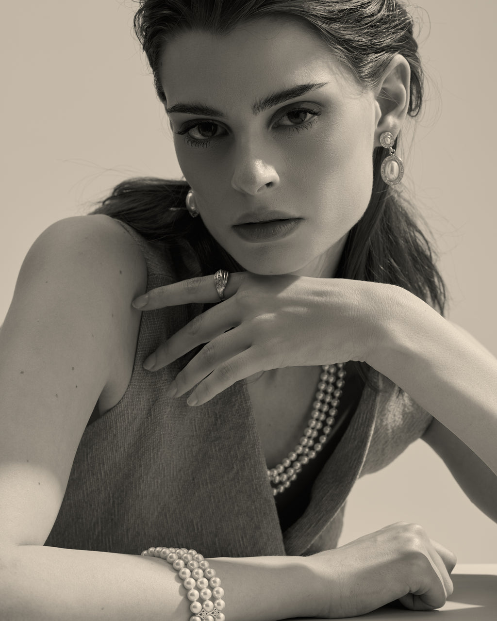 modelo con pendientes de perla ovalada y detalles en oro