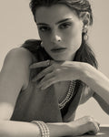 modelo con pendientes de perla ovalada y detalles en oro
