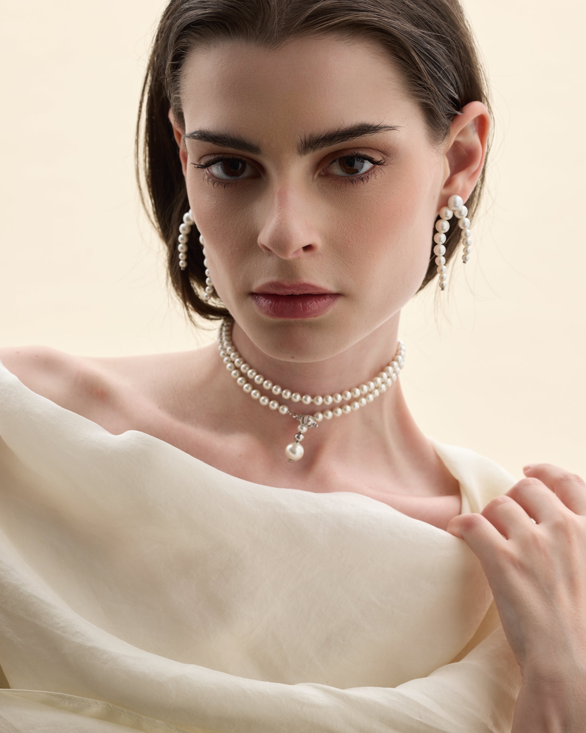 model amb collaret de perles multiposició 