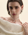 model amb collaret de perles multiposició 