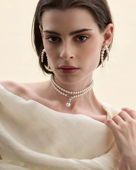 model amb collaret de perles multiposició 