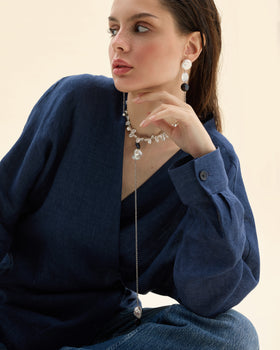 model amb collaret llarg de perles negres i blanques 